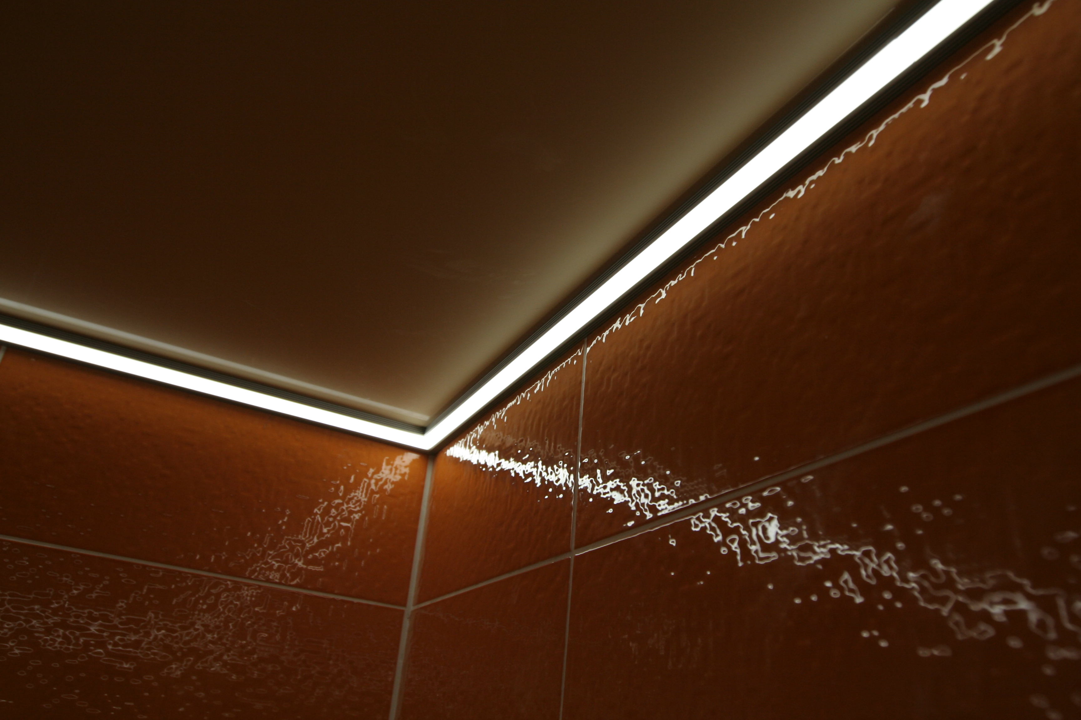 Подсветка контура натяжного потолка алюминиевым профилем с полупрозрачным стеклом.