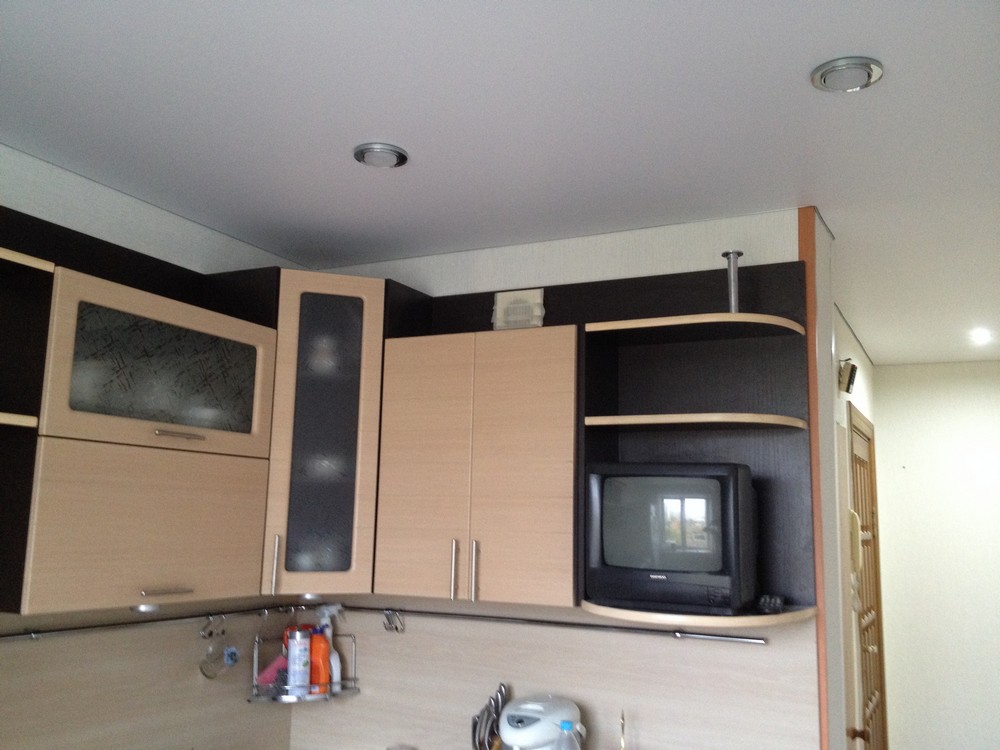 Матовый белый натяжной потолок на кухне с точечными светильниками GX53 со стеклом.