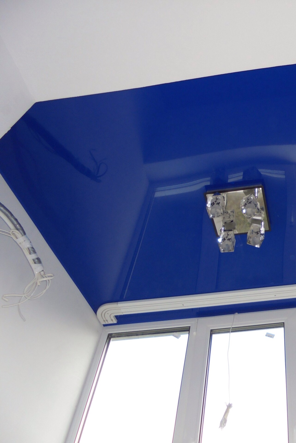 Синий лаковый натяжной потолок с карнизом для штор.