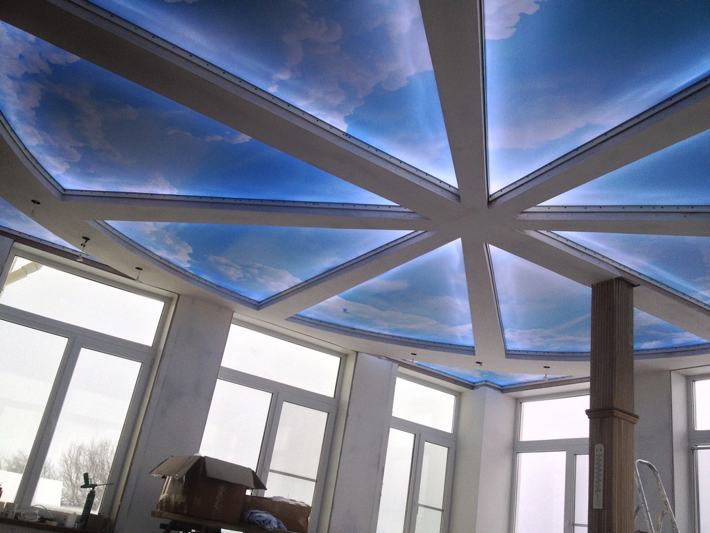 3д-потолок с включенной подсветкой